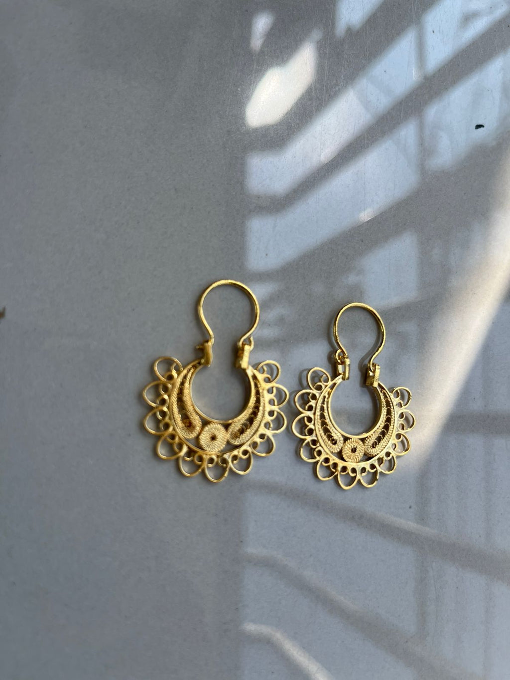 Aretes Tipo Reina - Baño de Oro 24k